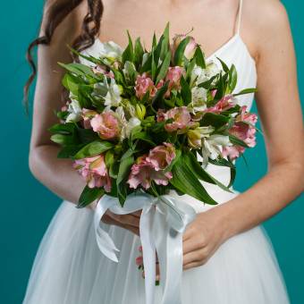 Букет невесты из розовых и белых альстромерий