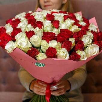 Букет из 101 красной и белой розы Кения (35 см)