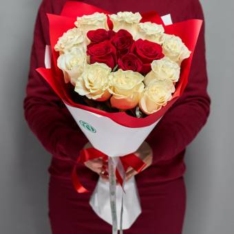 Букет из 15 красных и белых роз 50 см (Эквадор) в корейской упаковке