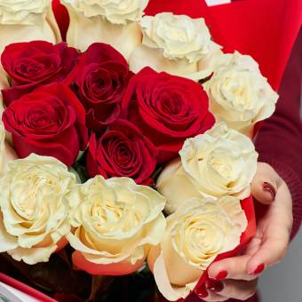 Букет из 15 красных и белых роз 50 см (Эквадор) в корейской упаковке