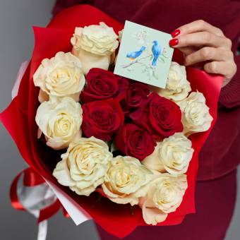 Набор размер М с букетом из 15 красных и белых роз 50 см (Эквадор)