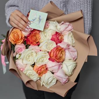 Набор размер L с букетом 25 роз нежный микс 40 см (Эквадор) в корейской упаковке