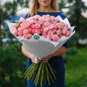 Букет из 51 пионовидной кустовой розы Мадам Бомбастик 50 см