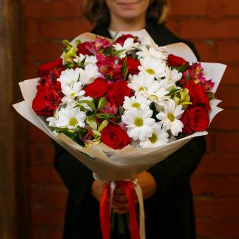 Букет из красных эквадорских роз, кустовых хризантем и альстромерии микс - L