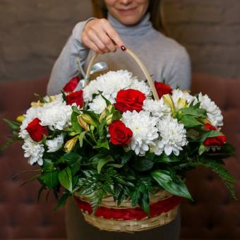 Корзина с красными розами (Кения), хризантемой, альстромерией и зеленью