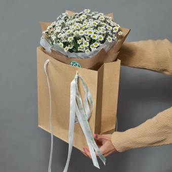 Крафт-сумочка с букетом из кустовой хризантемы Сантини