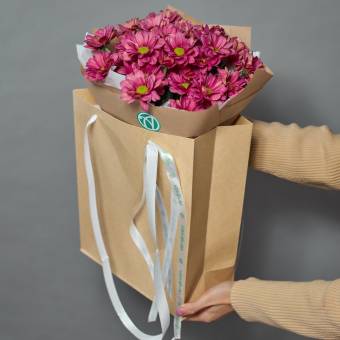 Крафт-сумочка с букетом из розовой кустовой хризантемы Бакарди