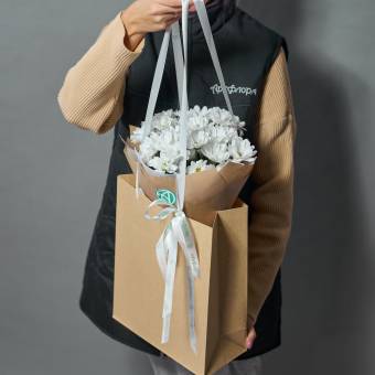 Крафт-сумочка с букетом из белой кустовой хризантемы Бакарди