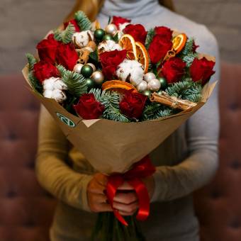 Новогодний букет из 15 красных роз 50 см (Кения)