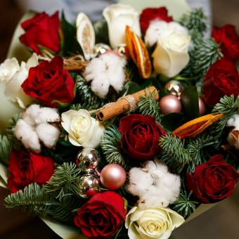 Новогодний букет из 15 красных и белых роз 50 см (Кения)