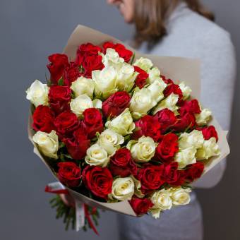 Набор размер L+ с букетом 51 красная и белая роза Кения (50 см)