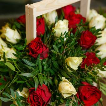Деревянный ящик с красными и белыми розами (Кения)