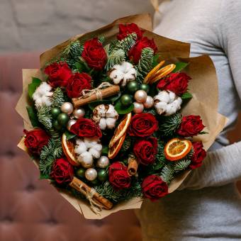 Новогодний букет из 15 красных роз 50 см (Кения)