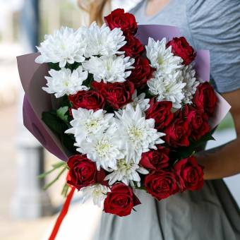 Букет из красных роз и кустовых хризантем - М