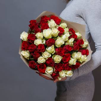 Букет из 51 красной и белой розы 35 см (Кения)