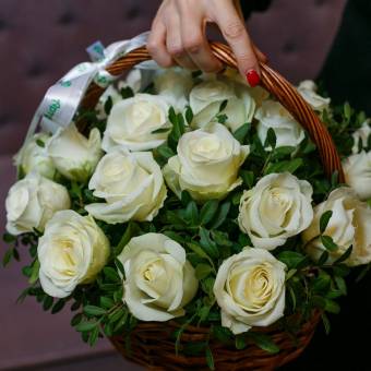 25 белых роз Кения с зеленью в корзине