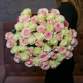51 белая и розовая эквадорская роза 70 см