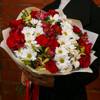 Букет из красных эквадорских роз, кустовых хризантем и альстромерии микс - L