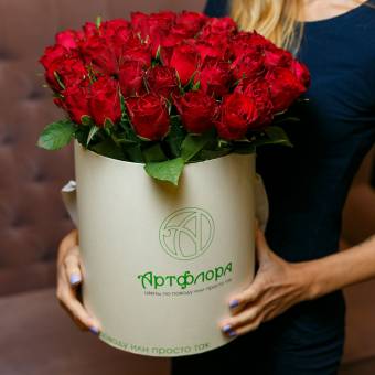 Букет в шляпной коробке large из 45 красных роз (Кения)
