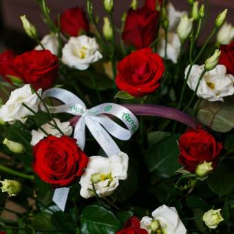 Корзина с красными розами (Кения), лизиантусом и зеленью