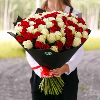 Букет из 101 красной и белой розы 50 см (Кения)