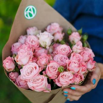 Букет из 9 пионовидных кустовых роз Мадам Бомбастик 50 см