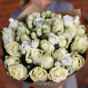 Букет из белых роз и лизиантуса - L