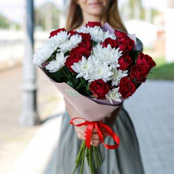 Букет из красных роз и кустовых хризантем - М