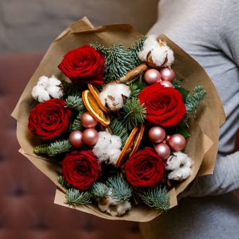 Новогодний букет из 5 красных роз 50 см (Кения)