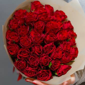 Набор размер L с букетом 35 красных роз Кения (50 см)