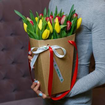 Цветочная сумочка с тюльпанами яркий микс - М
