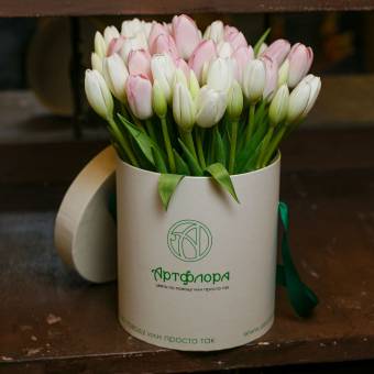 Букет тюльпанов нежный микс в шляпной коробке small