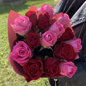 Букет из 15 красных и розовых роз 50 см (Кения)