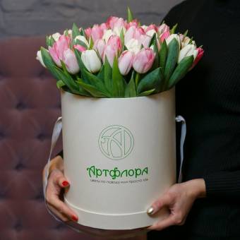 75 тюльпанов нежный микс в шляпной коробке large