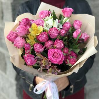 Букет из пионовидных кустовых роз Леди Бомбастик и альстромерии