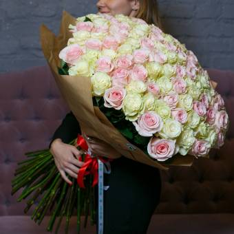 Букет из 101 розовой и белой розы 70 см (Эквадор)