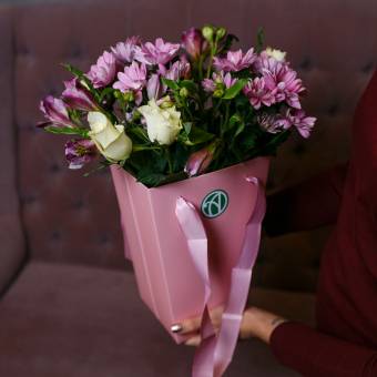 Цветочная сумочка с белыми кенийскими розами, альстромерией и хризантемой - L