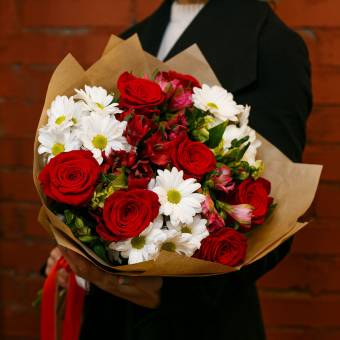 Букет из красных эквадорских роз, кустовых хризантем и альстромерии микс - М