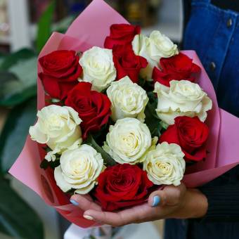Букет из 15 красных и белых роз 50 см (Эквадор)