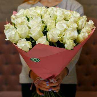Букет из 51 белой розы Кения (35 см)