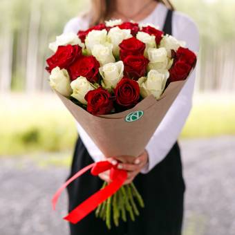 25 красных и белых роз 50 см (Кения)