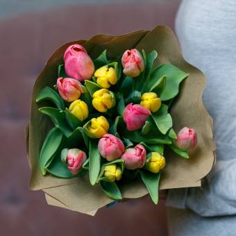 Букет из 15 розовых и желтых тюльпанов