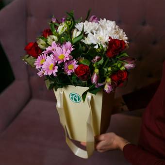 Цветочная сумочка с красными кенийскими розами, альстромерией и хризантемой - L