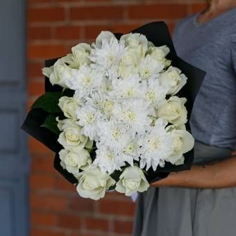 Букет из белых роз и кустовых хризантем - М