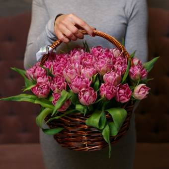 35 розовых пионовидных тюльпанов в корзине
