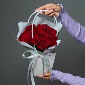 Цветочная сумочка с 15 красными розами (РФ)