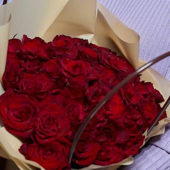 Цветочная сумочка с 35 красными розами (РФ)