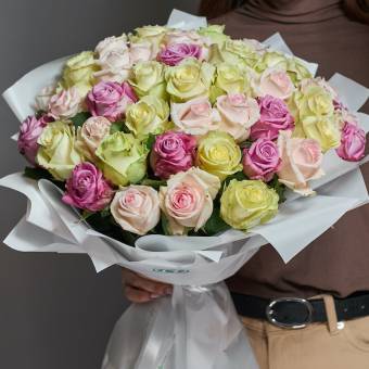 Набор размер L+ с букетом 51 роза нежный микс Россия (45 см)
