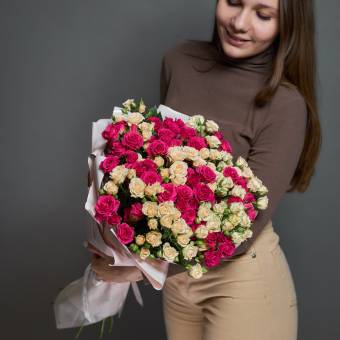 Букет из 25 кустовых роз микс 60 см (Россия)