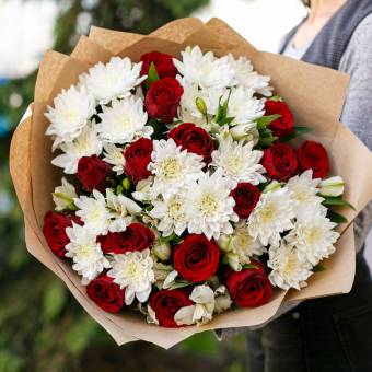 Букет из красных роз, хризантем и альстромерии - L